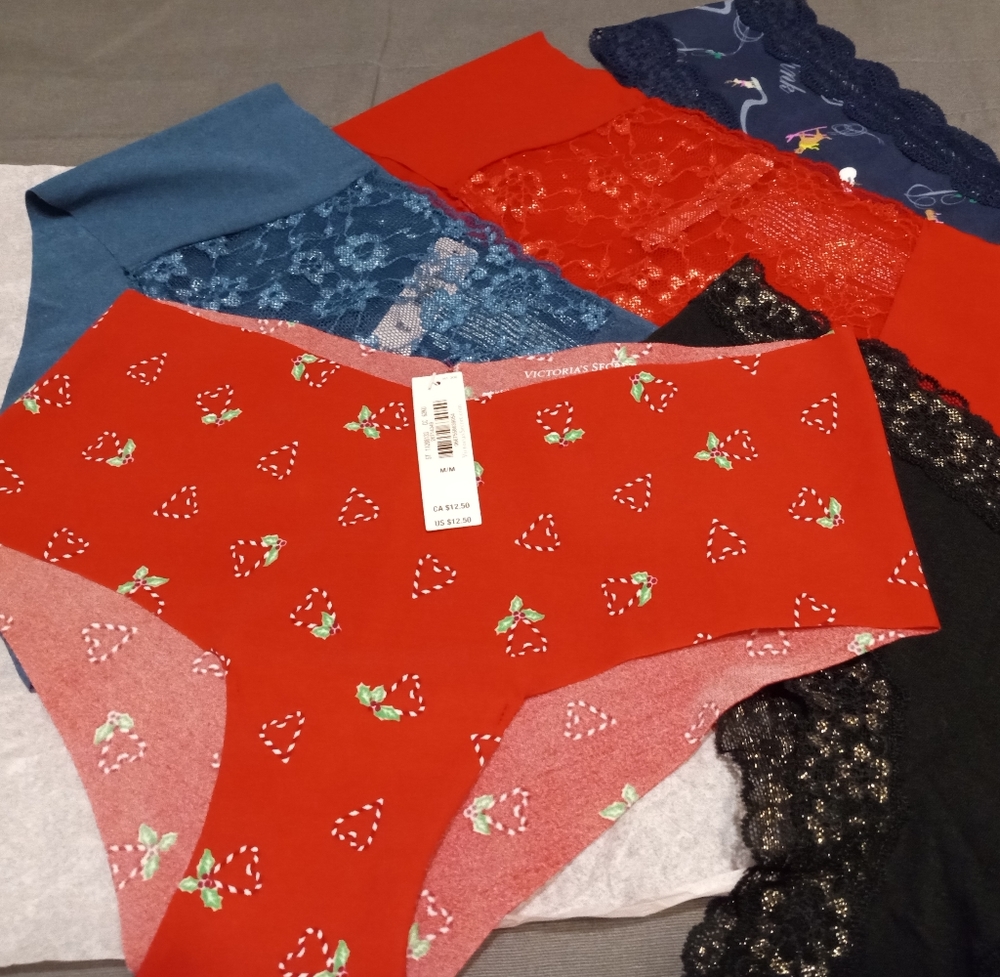 NWT 💖 VS 🎄Holiday Panties 🎄
